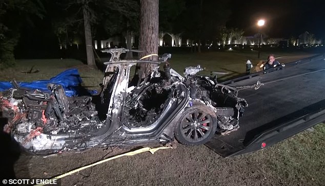 Mașina Tesla implicată în accident